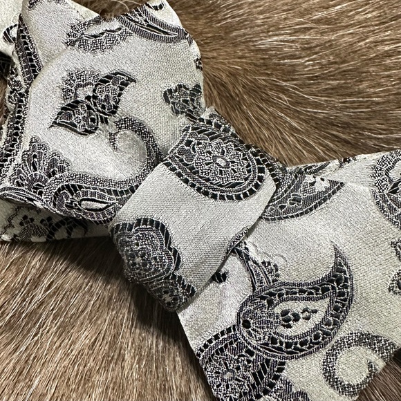 NWT Carrot & Gibbs Grey & Black Paisley 100% Silk Bow Tie - Picture 5 of 10